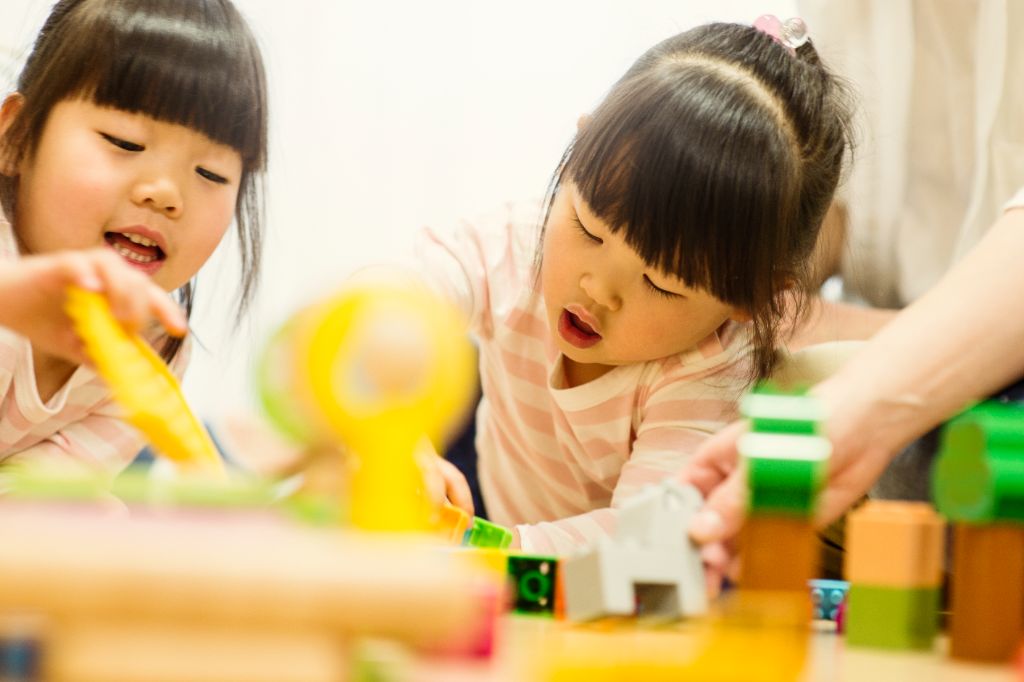 子どもたちが遊ぶ様子